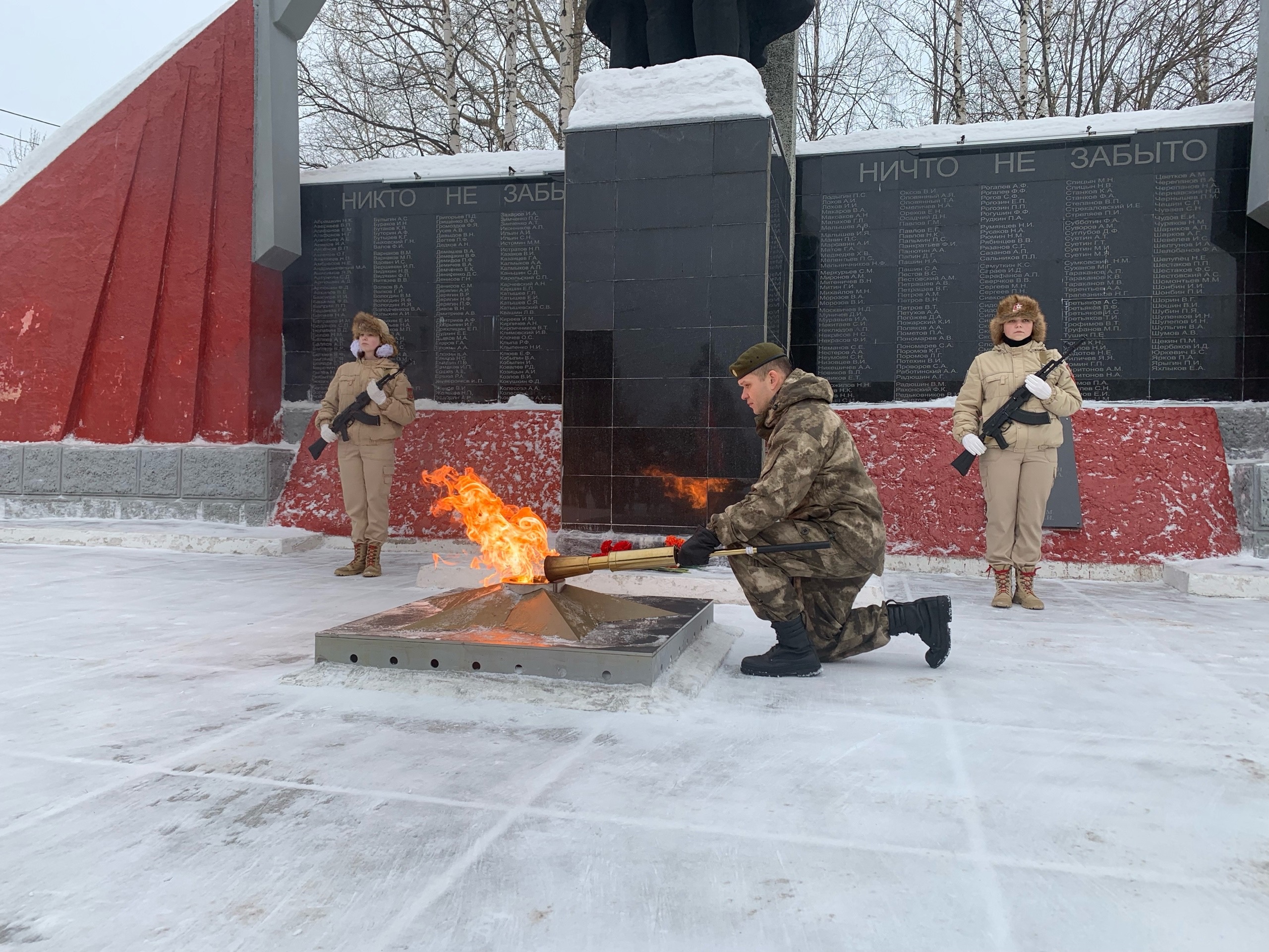 В День защитника Отечества в Новодвинске прошла церемония зажжения Огня Памяти.