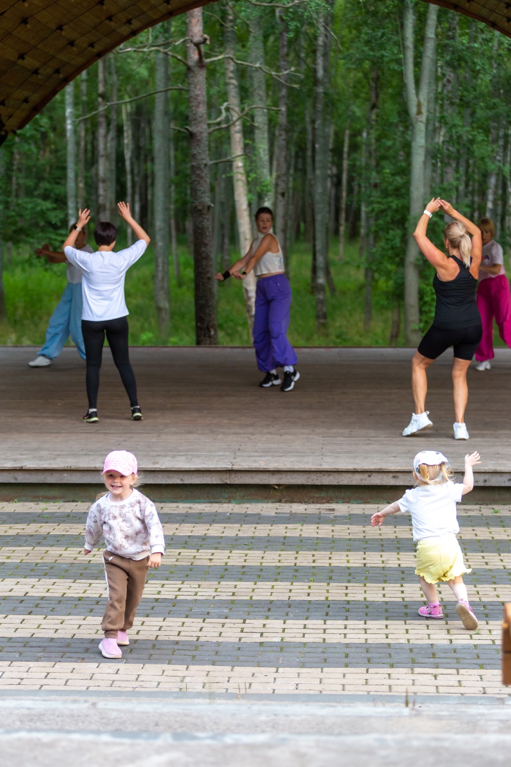 В Городском парке «Над рекой» прошла очередная бесплатная тренировка — Zumba Open Air под открытым небом.