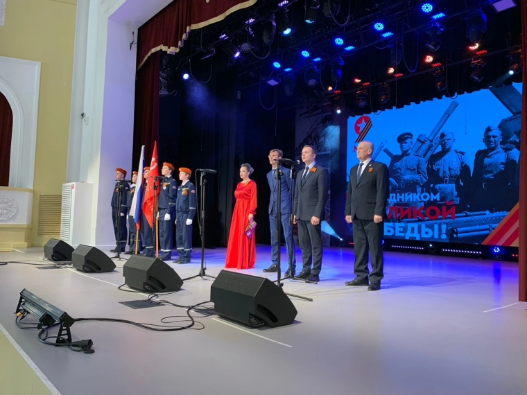 На сцене Новодвинского городского культурного центра состоялся премьерный показ театрализованного представления «Листая памяти страницы».
