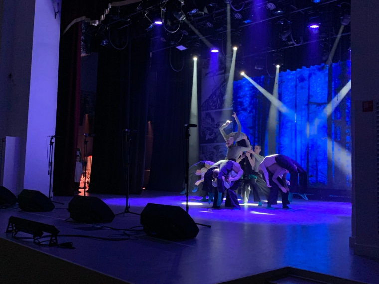 На сцене Новодвинского городского культурного центра состоялся премьерный показ театрализованного представления «Листая памяти страницы».
