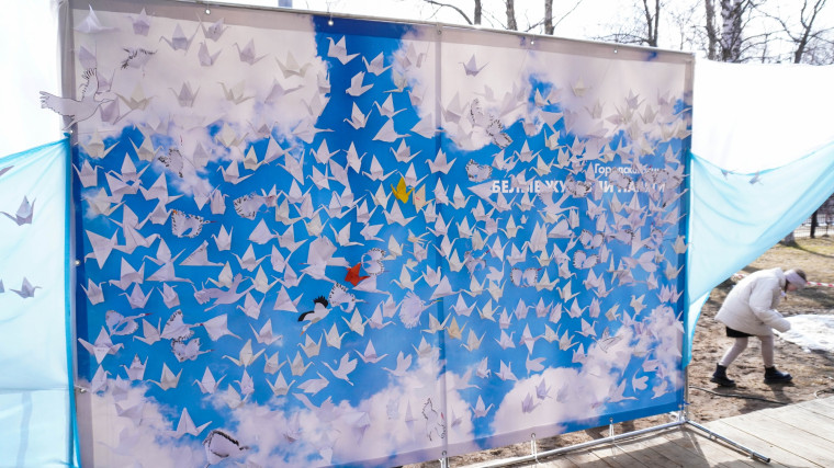 В Новодвинском Детском парке прошли городские акции: «Журавли памяти», «Песни Победы», «Вальс победы».