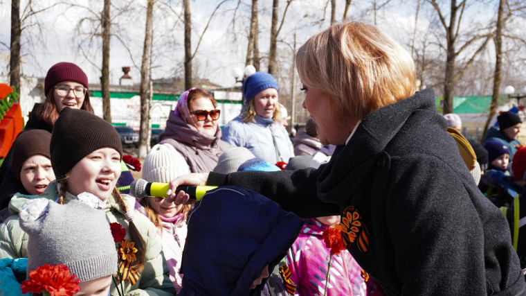 В Новодвинском Детском парке прошли городские акции: «Журавли памяти», «Песни Победы», «Вальс победы».